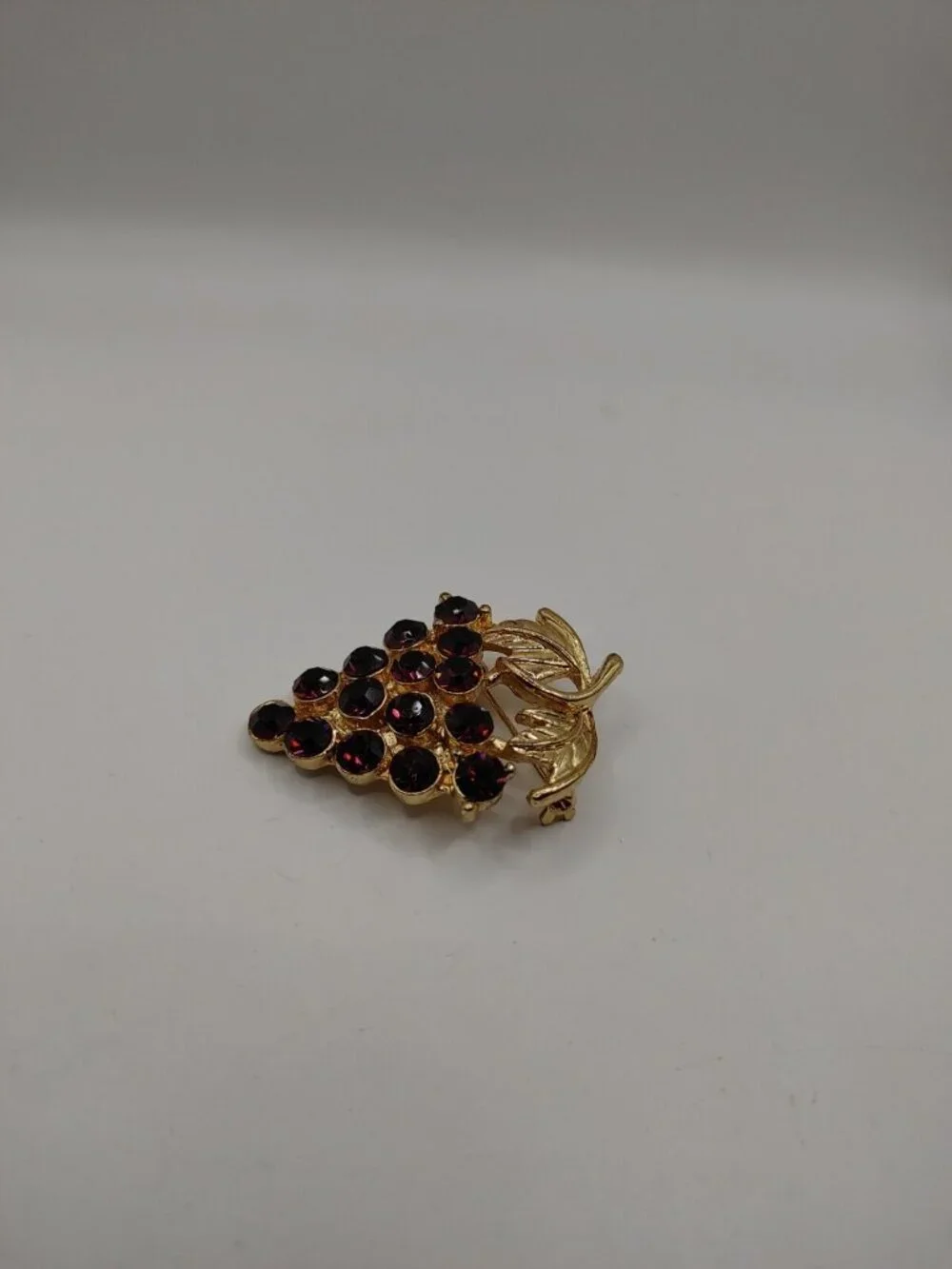 VTG Pin/Brooch goldtone Purple Rhinestones grape Cluster